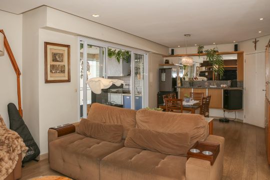 Apartamento com 2 quartos e piscina no condomínio, ideal para comprar. — Sala