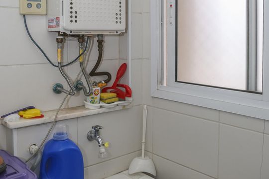 Apartamento com 2 quartos e piscina no condomínio, ideal para comprar. — Área de Serviço