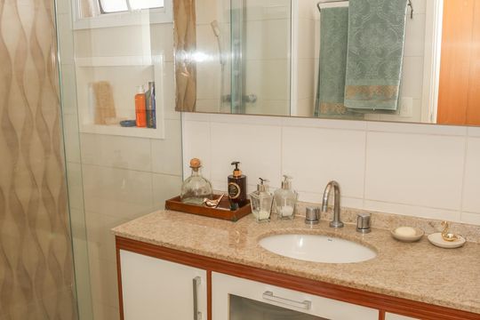 Apartamento com 2 quartos e piscina no condomínio, ideal para comprar. — Banheiro da Suíte 1