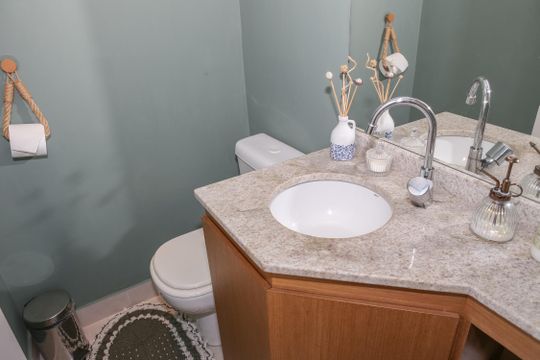 Apartamento com 2 quartos e piscina no condomínio, ideal para comprar. — Lavabo