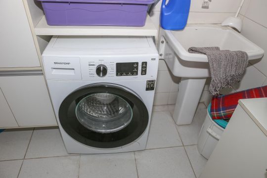 Apartamento com 2 quartos e piscina no condomínio, ideal para comprar. — Área de Serviço
