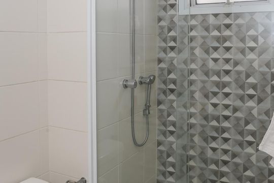 Apartamento com 2 quartos e piscina no condomínio, ideal para comprar. — Banheiro da Suíte 2