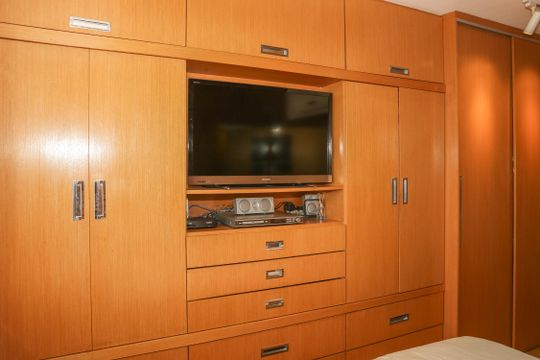 Apartamento com 2 quartos e piscina no condomínio, ideal para comprar. — Suíte 1