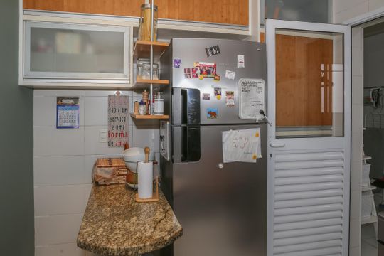 Apartamento com 2 quartos e piscina no condomínio, ideal para comprar. — Cozinha