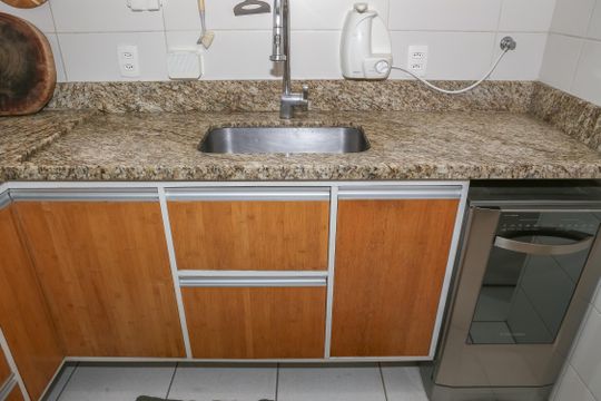 Apartamento com 2 quartos e piscina no condomínio, ideal para comprar. — Cozinha