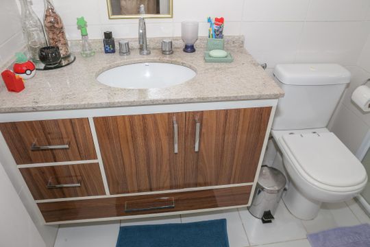 Apartamento com 2 quartos e piscina no condomínio, ideal para comprar. — Banheiro da Suíte 2