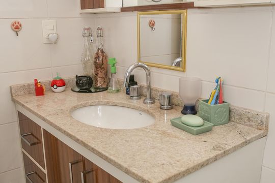 Apartamento com 2 quartos e piscina no condomínio, ideal para comprar. — Banheiro da Suíte 2