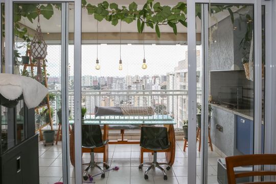 Apartamento com 2 quartos e piscina no condomínio, ideal para comprar. — Varanda Gourmet