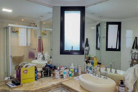 Apartamento no Brooklin Novo com varanda, 3 quartos e academia. Ideal para comprar. — Banheiro da Suíte