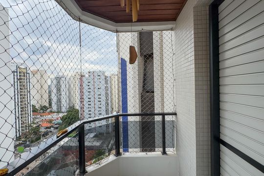 Apartamento no Brooklin Novo com varanda, 3 quartos e academia. Ideal para comprar. — Sacada