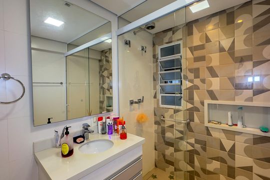 Apartamento no Brooklin Novo com varanda, 3 quartos e academia. Ideal para comprar. — Banheiro