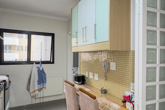 Apartamento no Brooklin Novo com varanda, 3 quartos e academia. Ideal para comprar. — Cozinha