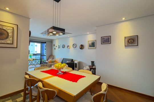 Apartamento no Brooklin Novo com varanda, 3 quartos e academia. Ideal para comprar. — Sala