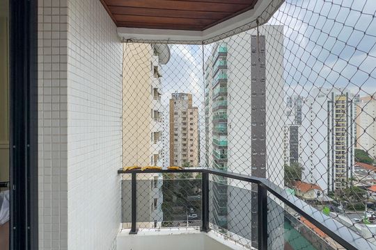 Apartamento no Brooklin Novo com varanda, 3 quartos e academia. Ideal para comprar. — Sacada