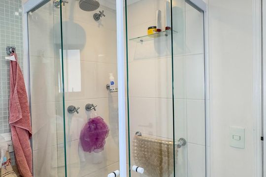 Apartamento no Brooklin Novo com varanda, 3 quartos e academia. Ideal para comprar. — Banheiro da Suíte