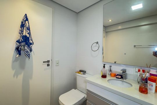 Apartamento no Brooklin Novo com varanda, 3 quartos e academia. Ideal para comprar. — Banheiro