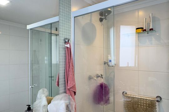 Apartamento no Brooklin Novo com varanda, 3 quartos e academia. Ideal para comprar. — Banheiro da Suíte