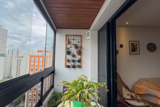 Apartamento no Brooklin Novo com varanda, 3 quartos e academia. Ideal para comprar. — Sacada