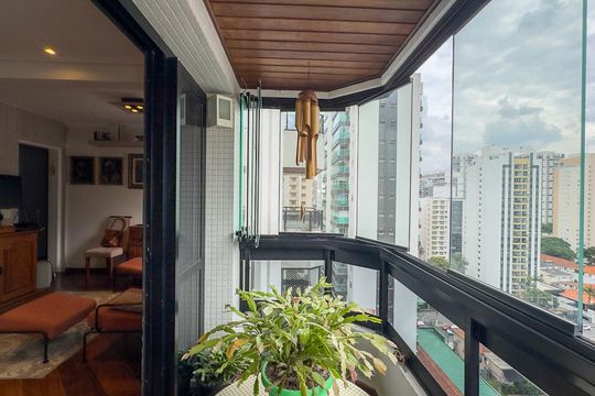 Apartamento no Brooklin Novo com varanda, 3 quartos e academia. Ideal para comprar. — Sacada
