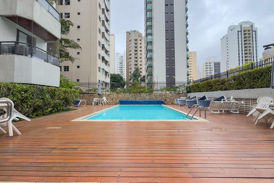 Apartamento no Brooklin Novo com varanda, 3 quartos e academia. Ideal para comprar. — Piscina