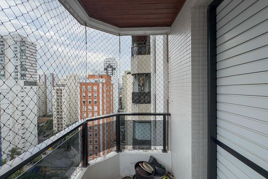 Apartamento no Brooklin Novo com varanda, 3 quartos e academia. Ideal para comprar. — Sacada