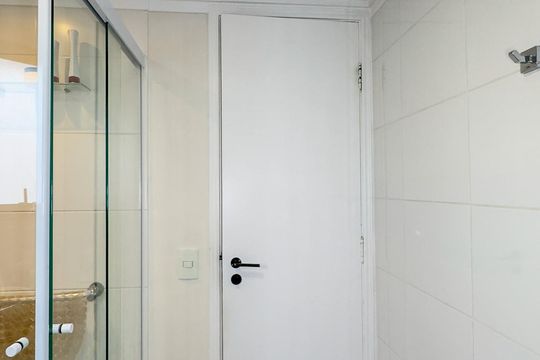 Apartamento no Brooklin Novo com varanda, 3 quartos e academia. Ideal para comprar. — Banheiro da Suíte