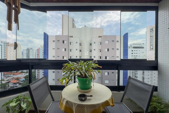 Apartamento no Brooklin Novo com varanda, 3 quartos e academia. Ideal para comprar. — Sacada
