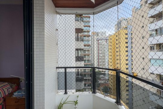Apartamento no Brooklin Novo com varanda, 3 quartos e academia. Ideal para comprar. — Sacada
