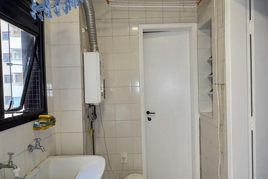 Apartamento no Brooklin Novo com varanda, 3 quartos e academia. Ideal para comprar. — Área de Serviço