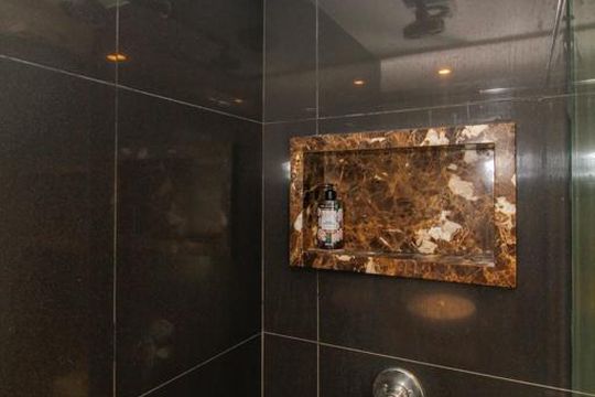 Apartamento para compra, 2 quartos, 1 suíte, closet, mobiliado. — Banheiro da Suíte
