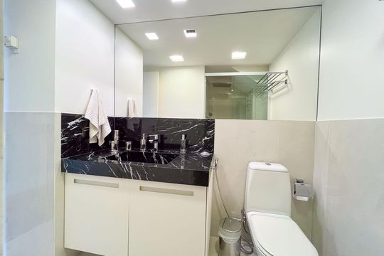 Apartamento para comprar no Alto da Lapa, 4 quartos, mobiliado. Churrasqueira e piscina no condomínio. — Banheiro