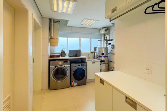 Apartamento para comprar no Alto da Lapa, 4 quartos, mobiliado. Churrasqueira e piscina no condomínio. — Área de Serviço