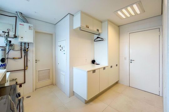 Apartamento para comprar no Alto da Lapa, 4 quartos, mobiliado. Churrasqueira e piscina no condomínio. — Área de Serviço