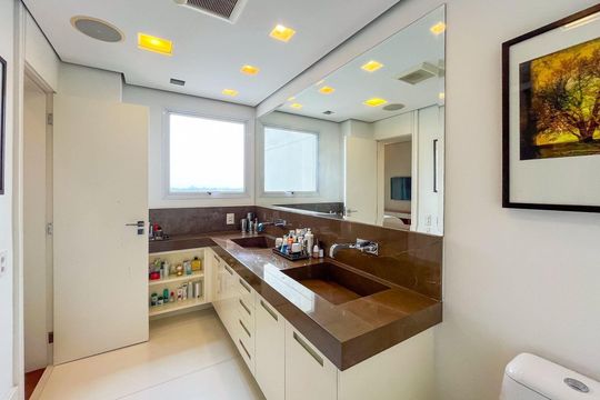 Apartamento para comprar no Alto da Lapa, 4 quartos, mobiliado. Churrasqueira e piscina no condomínio. — Banheiro