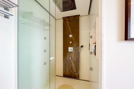 Apartamento para comprar no Alto da Lapa, 4 quartos, mobiliado. Churrasqueira e piscina no condomínio. — Banheiro
