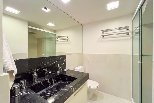 Apartamento para comprar no Alto da Lapa, 4 quartos, mobiliado. Churrasqueira e piscina no condomínio. — Banheiro