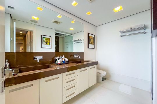 Apartamento para comprar no Alto da Lapa, 4 quartos, mobiliado. Churrasqueira e piscina no condomínio. — Banheiro