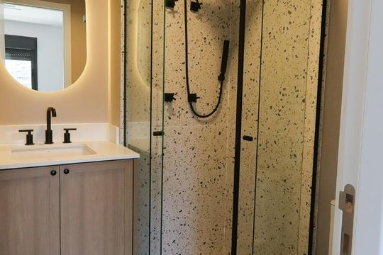Venda de apartamento com 3 suítes, varanda gourmet e churrasqueira no condomínio. — Banheiro