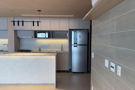 Venda de apartamento com 3 suítes, varanda gourmet e churrasqueira no condomínio. — Cozinha