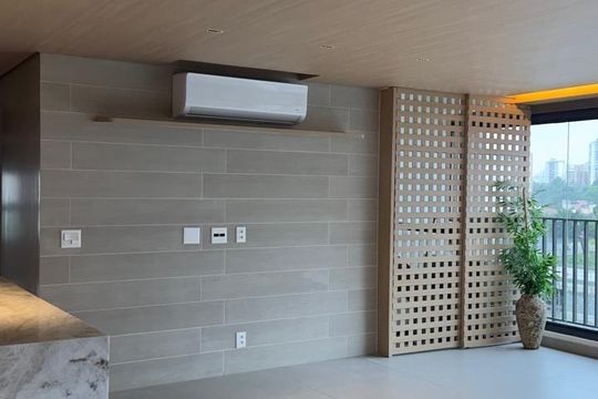 Venda de apartamento com 3 suítes, varanda gourmet e churrasqueira no condomínio. — Sala