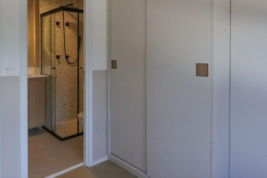 Venda de apartamento com 3 suítes, varanda gourmet e churrasqueira no condomínio. — Quarto