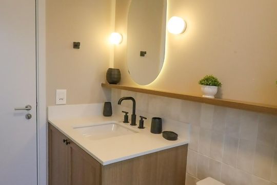Venda de apartamento com 3 suítes, varanda gourmet e churrasqueira no condomínio. — Banheiro