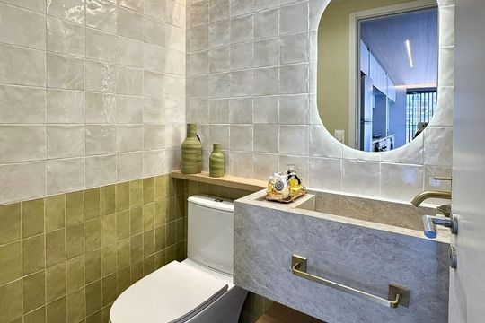 Venda de apartamento com 3 suítes, varanda gourmet e churrasqueira no condomínio. — Banheiro