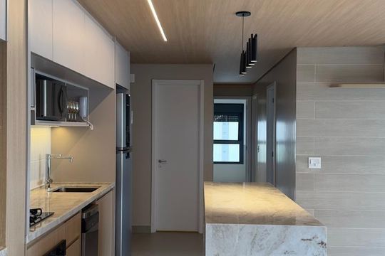 Venda de apartamento com 3 suítes, varanda gourmet e churrasqueira no condomínio. — Cozinha