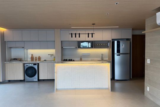 Venda de apartamento com 3 suítes, varanda gourmet e churrasqueira no condomínio. — Cozinha