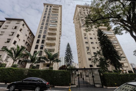 Compra apartamento com varanda, 5 quartos e piscina no condomínio. — Fachada