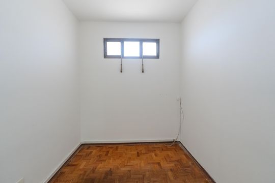 Compra apartamento com varanda, 5 quartos e piscina no condomínio. — Quarto de Serviço 2