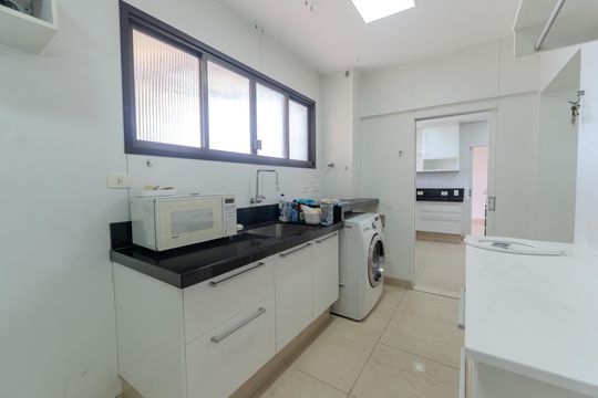 Compra apartamento com varanda, 5 quartos e piscina no condomínio. — Área de Serviço