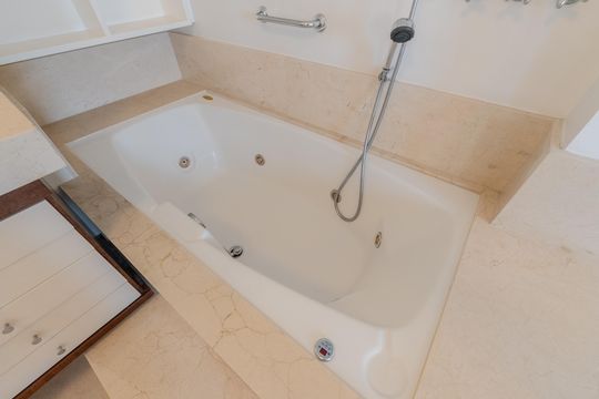 Compra apartamento com varanda, 5 quartos e piscina no condomínio. — Banheiro da suíte master