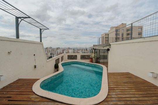 Compra apartamento com varanda, 5 quartos e piscina no condomínio. — Piscina